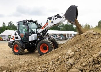 Нов високотехнологичен компактен колесен товарач L95 от Bobcat