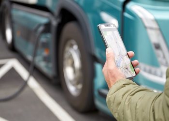 Volvo Trucks пуска нова услуга за бързо зареждане на е-камиони