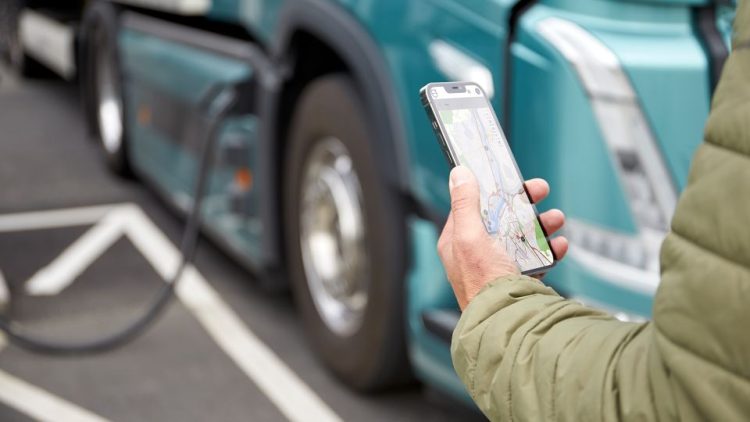 Volvo Trucks пуска нова услуга за бързо зареждане на е-камиони