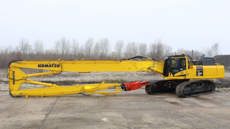 Komatsu представя нов багер за разрушаване