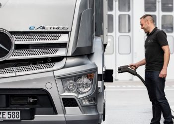 Mercedes-Benz Trucks предлага зарядни станции за клиенти с е-камиони