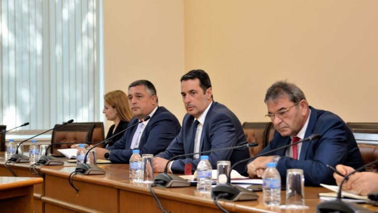 Министър Гвоздейков обсъди с бранша предложенията за промени в курсовете за кандидат-водачи