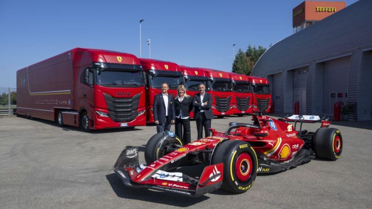 IVECO достави флот от 16 превозни средства на Scuderia Ferrari HP