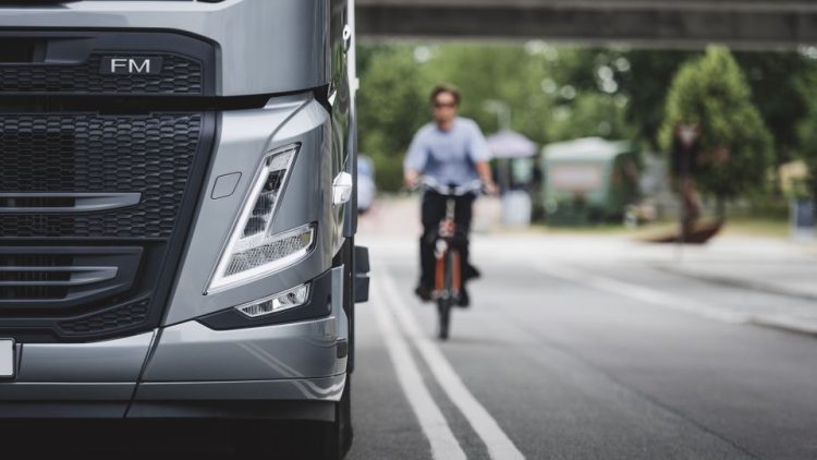 Volvo Trucks пуска нови системи за безопасност за защита на пешеходци и велосипедисти