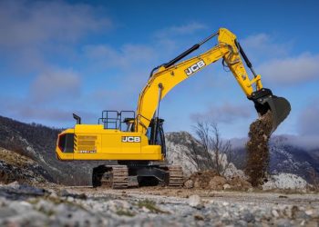 Най-големият верижен багер в гамата на JCB