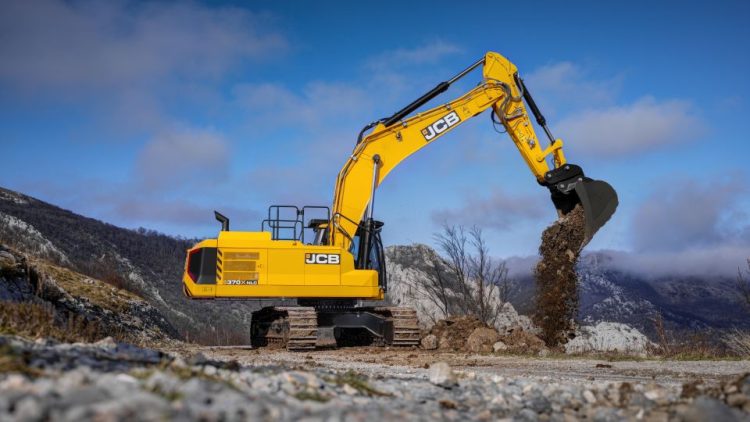 Най-големият верижен багер в гамата на JCB
