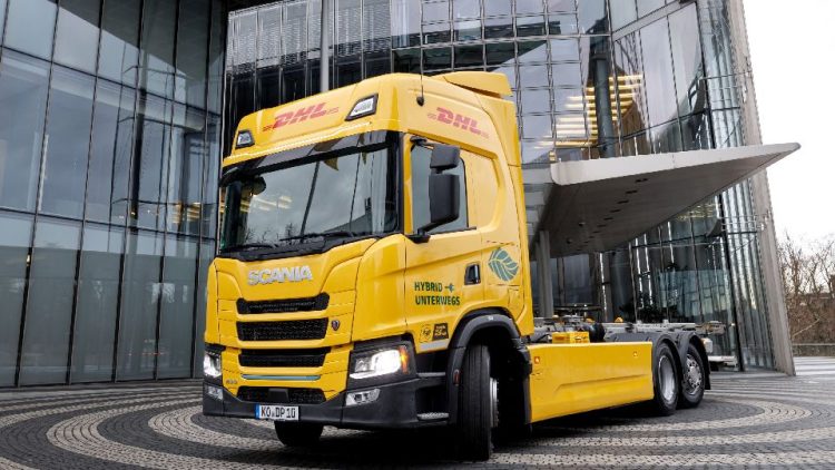 Scania и DHL тестват електрически камион с горивен генератор за удължаване на пробега