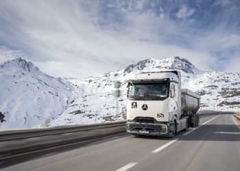 Daimler Truck тества новия прототип на Mercedes-Benz GenH2 Truck в Швейцарските Алпи