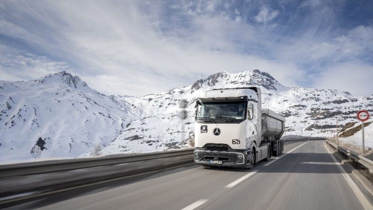 Daimler Truck тества новия прототип на Mercedes-Benz GenH2 Truck в Швейцарските Алпи