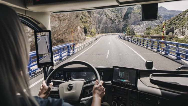 Volvo Trucks представя подобрената система Volvo Dynamic Steering