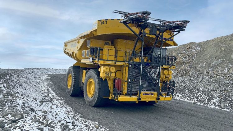 Новият енергийно независим камион на Komatsu влезе в полеви тестове