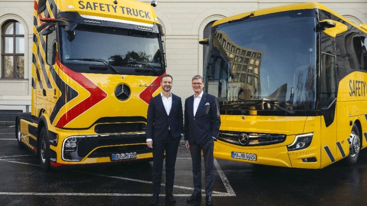 Mercedes-Benz Trucks и Daimler Buses се грижат за безопасността на пътя в електрическата ера