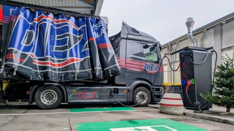 Daimler Truck развива мрежата си за зареждане на е-камиони