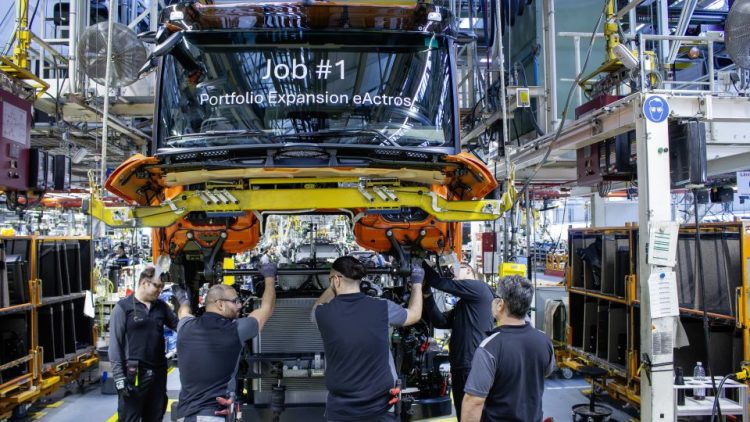 Mercedes-Benz Trucks започна производство на новото поколение eActros 400