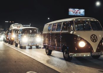75-годишната история на Volkswagen Бус оживя по софийските улици със специално светещо шествие