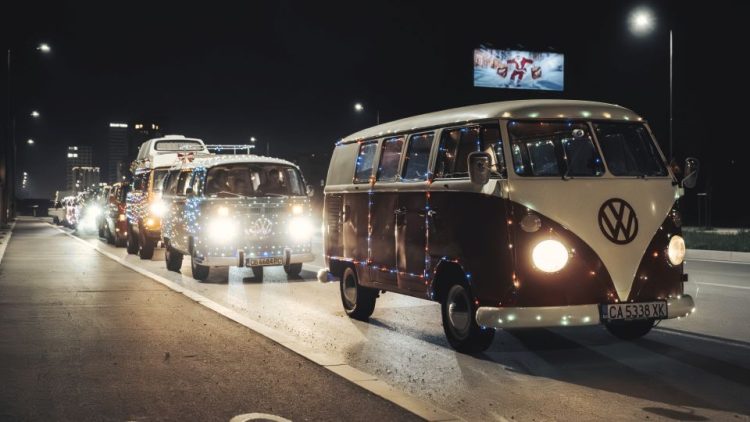 75-годишната история на Volkswagen Бус оживя по софийските улици със специално светещо шествие
