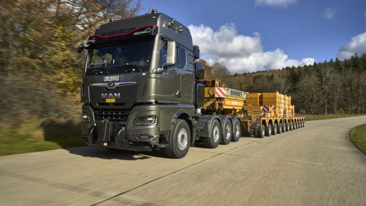 Могъщият MAN TGX 41.640 8×4 е влекач за композиции до 250 тона