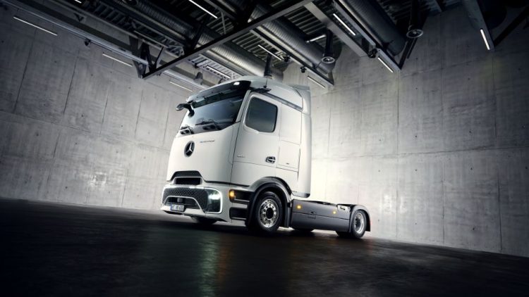 Mercedes-Benz Trucks разширява портфолиото си от е-камиони с новия eActros Lowliner