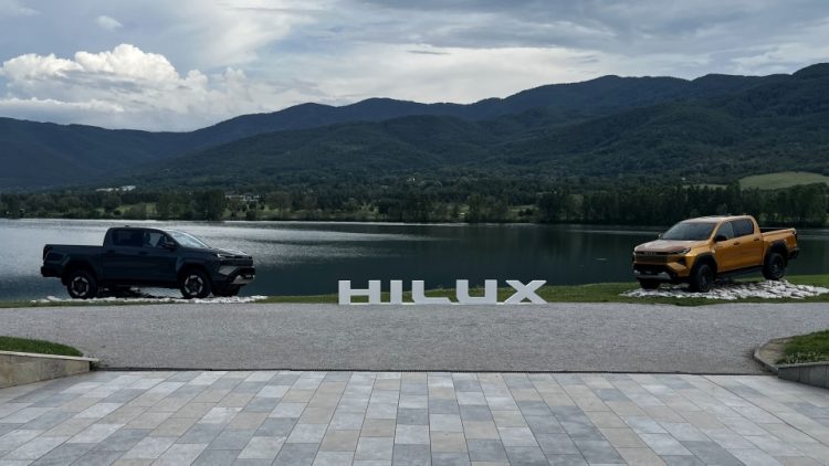 Тест: Нова ера за Непобедимия – Toyota Hilux идва с версии на ток и мек хибрид