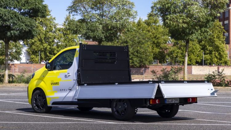 Opel Vivaro с платформа се предлага и с 2,2-литров дизелов двигател
