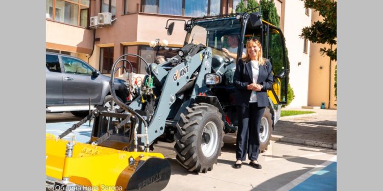 Евро Сълюшънс ЕООД достави специализирана машина на Община Нова Загора