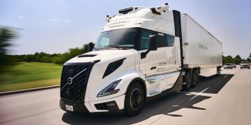 Volvo и Waabi започват клиентски операции с автономния Volvo VNL