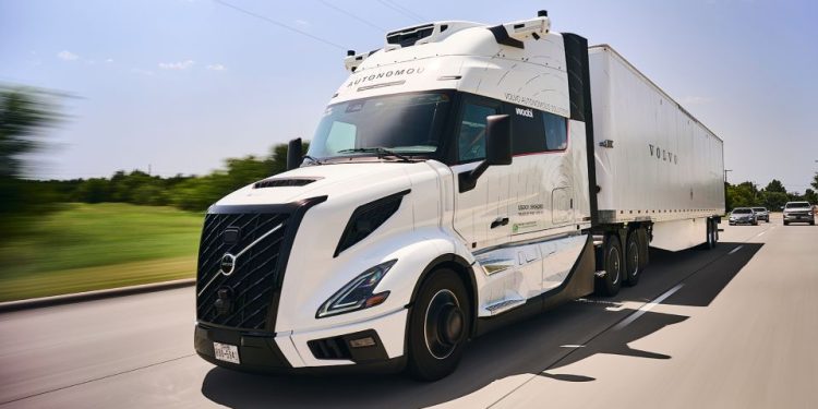 Volvo и Waabi започват клиентски операции с автономния Volvo VNL
